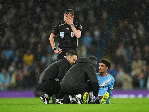 Pep Guardiola lo lắng khi Oscar Bobb tái phát chấn thương