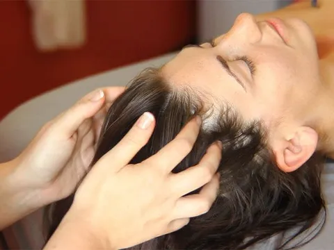 4 thói quen đơn giản khi gội đầu giúp tóc ngày càng chắc khỏe, bồng bềnh