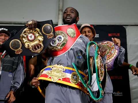 Terence Crawford treo găng: Lời từ biệt trên đỉnh vinh quang của một huyền thoại