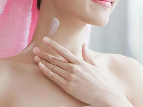 Phụ nữ từ 30 nên chăm sóc vùng da cổ như thế nào để không bị “tố cáo” vấn đề tuổi tác?