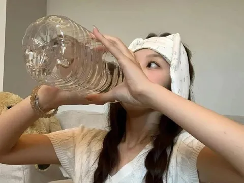 Uống nước kiểu này phá thận - hại gan, nhiều người vẫn tưởng tốt