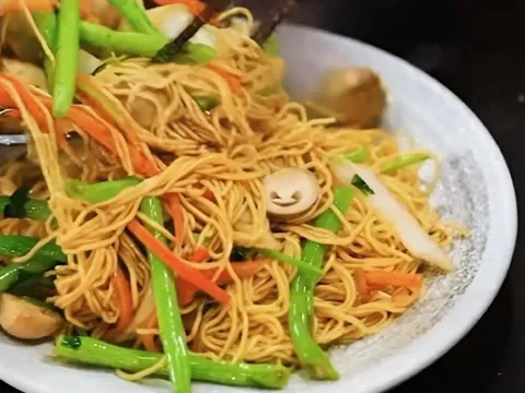 Mẹo xào mì dai ngon, ít dầu mỡ: Đừng chần mì bằng nước sôi