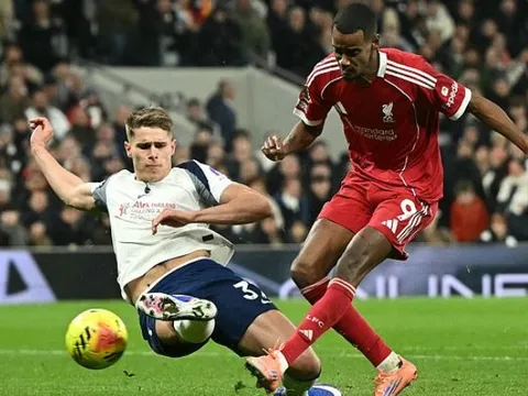 Liverpool hạ Tottenham 2-1: Isak tỏa sáng, Simons nhận thẻ đỏ