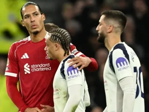 CĐV Spurs: “Đau lòng khi thấy Simons suýt khóc”