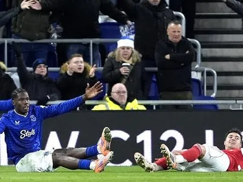 Ngoại hạng Anh: Everton tranh cãi phạt đền, Arsenal hưởng lợi VAR