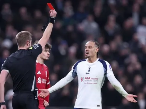 Thomas Frank phản ứng gay gắt với thẻ đỏ dành cho Simons và bàn thắng của Ekitike