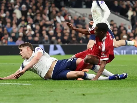 Neville xót xa khi Isak ghi bàn rồi chấn thương nặng tại Liverpool