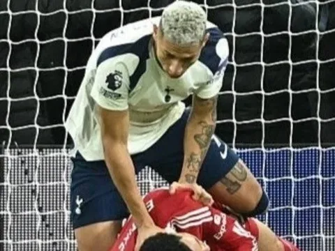 Tottenham 1-2 Liverpool: Hackett chỉ trích trọng tài bỏ sót thẻ đỏ thứ ba