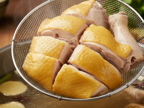 4 cách hâm nóng gà luộc không bị khô: Giữ thịt mềm ngọt, thơm như mới nấu