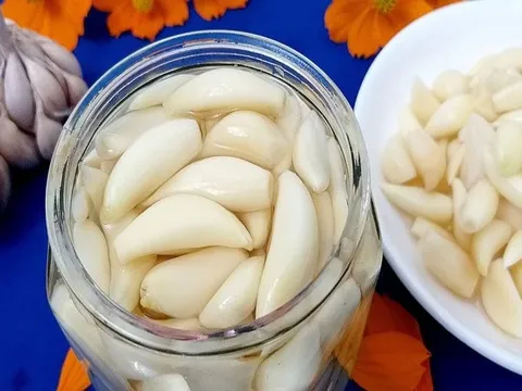 Ngâm tỏi trắng giòn, để lâu trong xanh không nát chỉ cần đúng 1 bước này