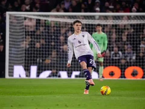 Manuel Ugarte bị chỉ trích vì màn trình diễn "thảm họa" tại Villa Park