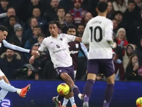 Leny Yoro hứng chỉ trích từ Neville và Keane sau thất bại của Man United