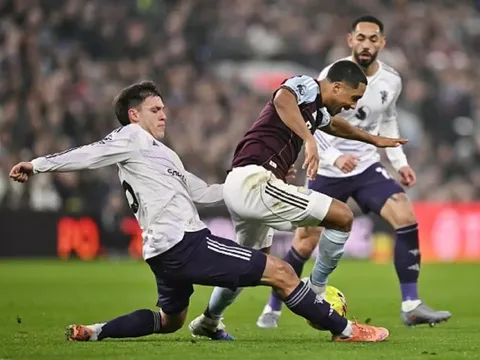 CĐV MU phản ứng khi Ugarte, Yoro gây thất vọng trận thua Aston Villa