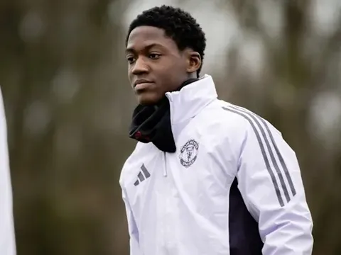 Man United: Troy Deeney công kích Kobbie Mainoo đầy tranh cãi