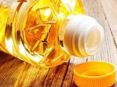 Dầu ăn mở nắp dùng được bao lâu? Cảnh báo nguy hiểm khi ăn dầu hết hạn