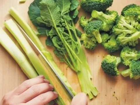 Đến giờ mới biết: 2 phần trên bông cải xanh chống ung thư cực mạnh, đừng bỏ phí!