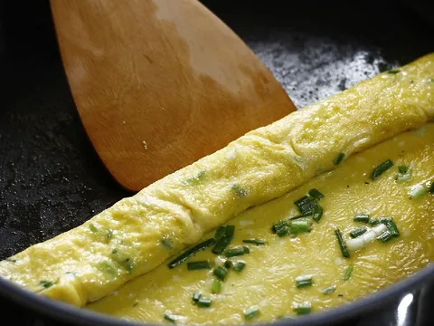 Thêm vài giọt này, trứng rán nở phồng gấp đôi, xốp mịn, không tanh