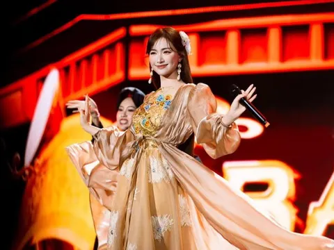 Hòa Minzy gặp sự cố vấp ngã khi đang giao lưu khán giả