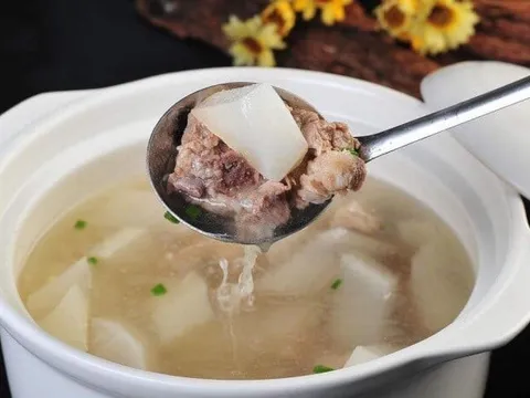 Nấu canh xương chỉ bỏ nước thôi chưa đủ: Thả thứ này vào canh trong veo, ngọt nước không cần dùng mì chính