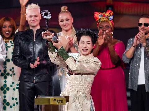 Đức Phúc tung phim tài liệu hậu trường Intervision 2025: Tiết lộ sự cố suýt cháy áo và những lần bật khóc vì áp lực