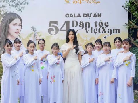 Phúc Anh đấu giá bức tranh “Hoa sen 54 dân tộc Việt Nam” vừa được xác lập kỷ lục!