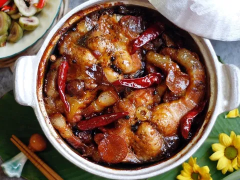 Rải nắm lá này lên nồi cá kho: Cá nục xương, lên màu vàng đẹp