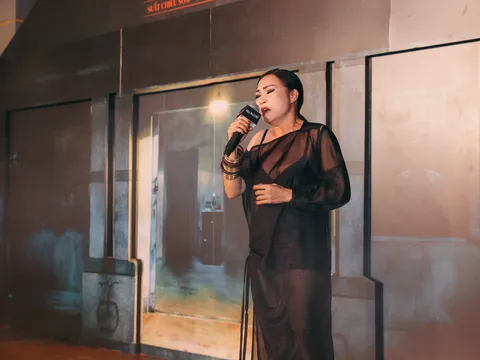 Phương Thanh hát live OST "Nhà hai chủ" tại thảm đỏ ra mắt phim