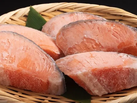 Mẹo cấp đông cá cả tháng vẫn tươi ngon, chắc thịt, không tanh