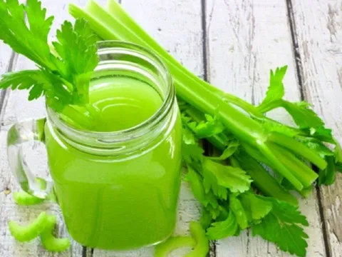 Cách uống nước cần tây buổi sáng giúp giảm mỡ thừa, giảm cân