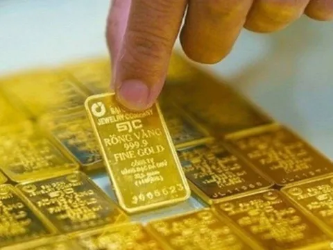 Giá vàng hôm nay 25/12: SJC lập đỉnh mới, nhẫn vàng sắp chạm 160,5 triệu/lượng