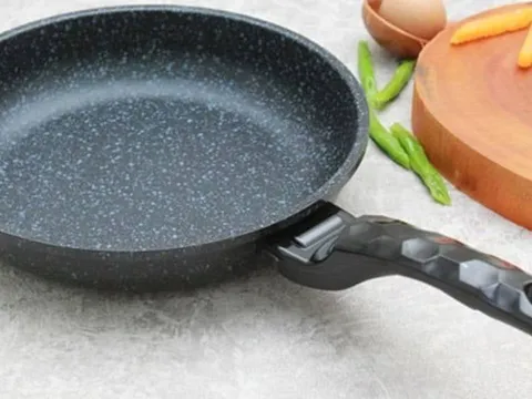 Chảo bong tróc lớp chống dính đừng vội vứt: Mẹo nhỏ với vài giọt “thần kỳ” giúp chảo cũ dùng như mới