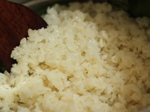 Mẹo đồ xôi nhanh chín không cần ngâm gạo qua đêm, hạt căng mẩy, để lâu vẫn dẻo mềm