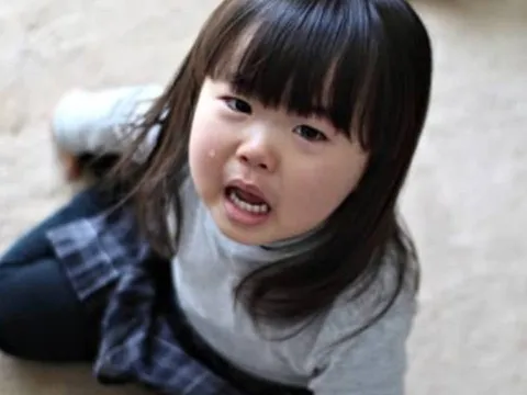 Vì sao trẻ bỗng khóc thét khi gặp người lạ? Lý do không phải mê tín