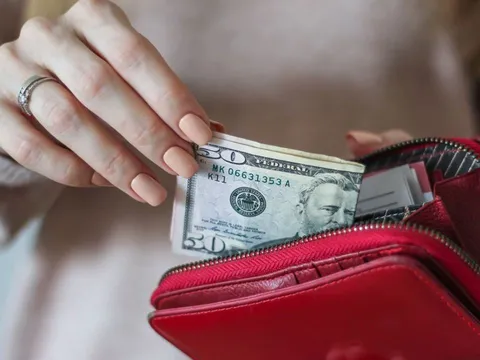 Mẹo phong thuỷ Ví Tiền đầu năm: Cho vào 3 thứ, Vứt đi 2 thứ giúp dòng tiền hanh thông, Thu Hút Tài lộc