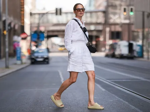 3 loại trang phục "tối kỵ" mà phụ nữ sau tuổi 40+ nên loại bỏ ngay khỏi tủ đồ