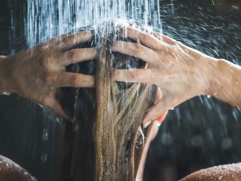 5 dấu hiệu mái tóc đang "gào thét" vì gội quá ít