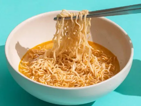 Buổi sáng thường xuyên ăn mì tôm, sau 1 tháng, cơ thể có 6 thay đổi