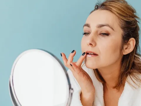 Nghiên cứu cho thấy, phụ nữ thường xuyên trang điểm có sức khỏe tinh thần tốt hơn hẳn, nhất là phụ nữ lớn tuổi