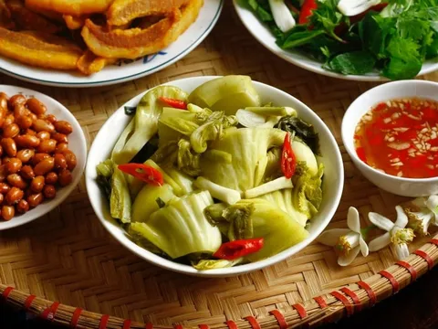 Muối dưa vàng óng, để lâu vẫn giòn, không chua phải có 1 thứ