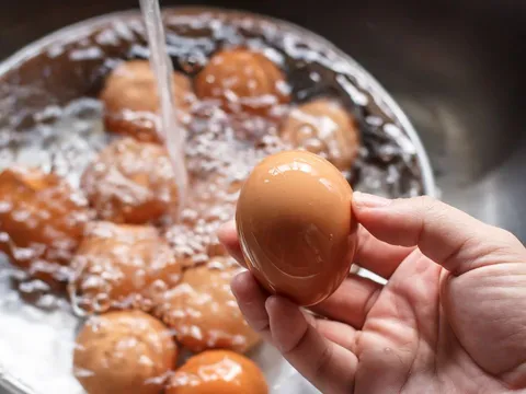 Nên hay không nên rửa trứng trước khi bảo quản trong tủ lạnh? Câu trả lời đúng nhiều người không nghĩ tới