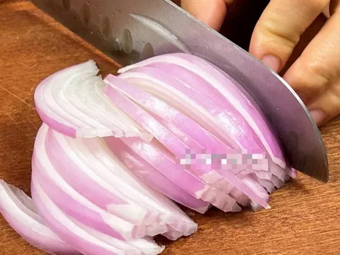 Cắt hành tây đặt ở góc giường 1 đêm, bạn sẽ thấy điều kỳ diệu vào sáng hôm sau