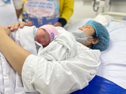 Từ 1/7/2026, phụ nữ sinh 2 con được hưởng nhiều chính sách đặc biệt