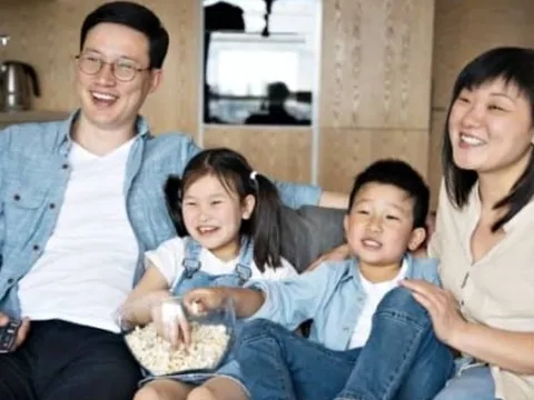 8 điều cha mẹ tuyệt đối không nên chia sẻ với con, kể cả khi gia đình hạnh phúc