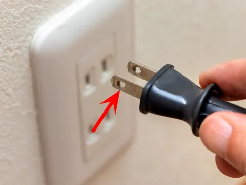 Công dụng đặc biệt của 2 chiếc lỗ nhỏ trên phích cắm chân dẹt, nhiều người chưa biết