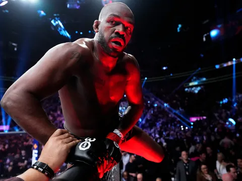 Dominick Cruz khẳng định Jon Jones sẽ 'bắt nạt' Tom Aspinall: "Cậu ta chỉ toàn đấu với những người không biết vật"