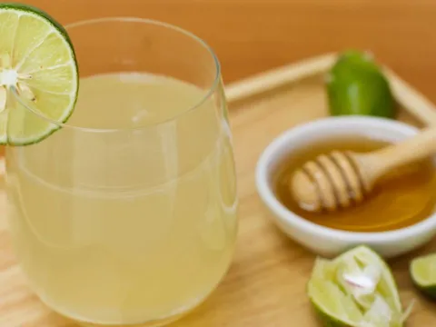 Thường xuyên uống nước chanh ấm có lợi cho 3 nhóm người này