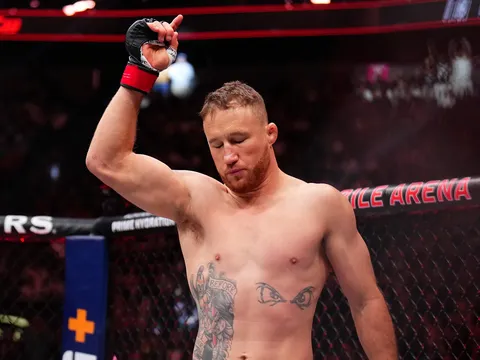 Chael Sonnen gieo nghi vấn về "vết lạ" của Justin Gaethje: "Đây không phải là lông mọc ngược"