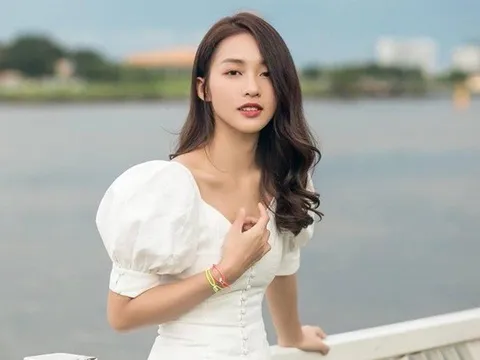 Khả Ngân tình tứ với trai lạ, còn công khai khoác tay tình cảm?