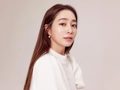 Lee Min Jung  duy trì làn da trẻ trung nhờ quy trình chăm sóc cơ bản
