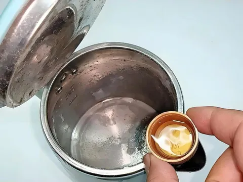 Đổ loại nước này vào ấm siêu tốc, hết hẳn cặn vôi, sạch bong như mới